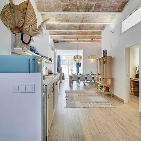 Casa Mandarina: 4 Bedrooms - 2 Terraces - Parking Holiday home L'Hospitalet de Llobregat